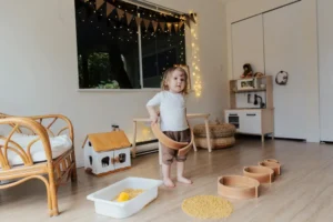 Activites montessori maison : enfant rangeant son plateau d'activites (activites montessori maison)