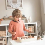 Enfant réalisant une activité Montessori à la maison