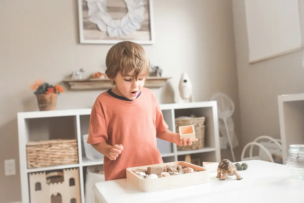 Enfant réalisant une activité Montessori à la maison